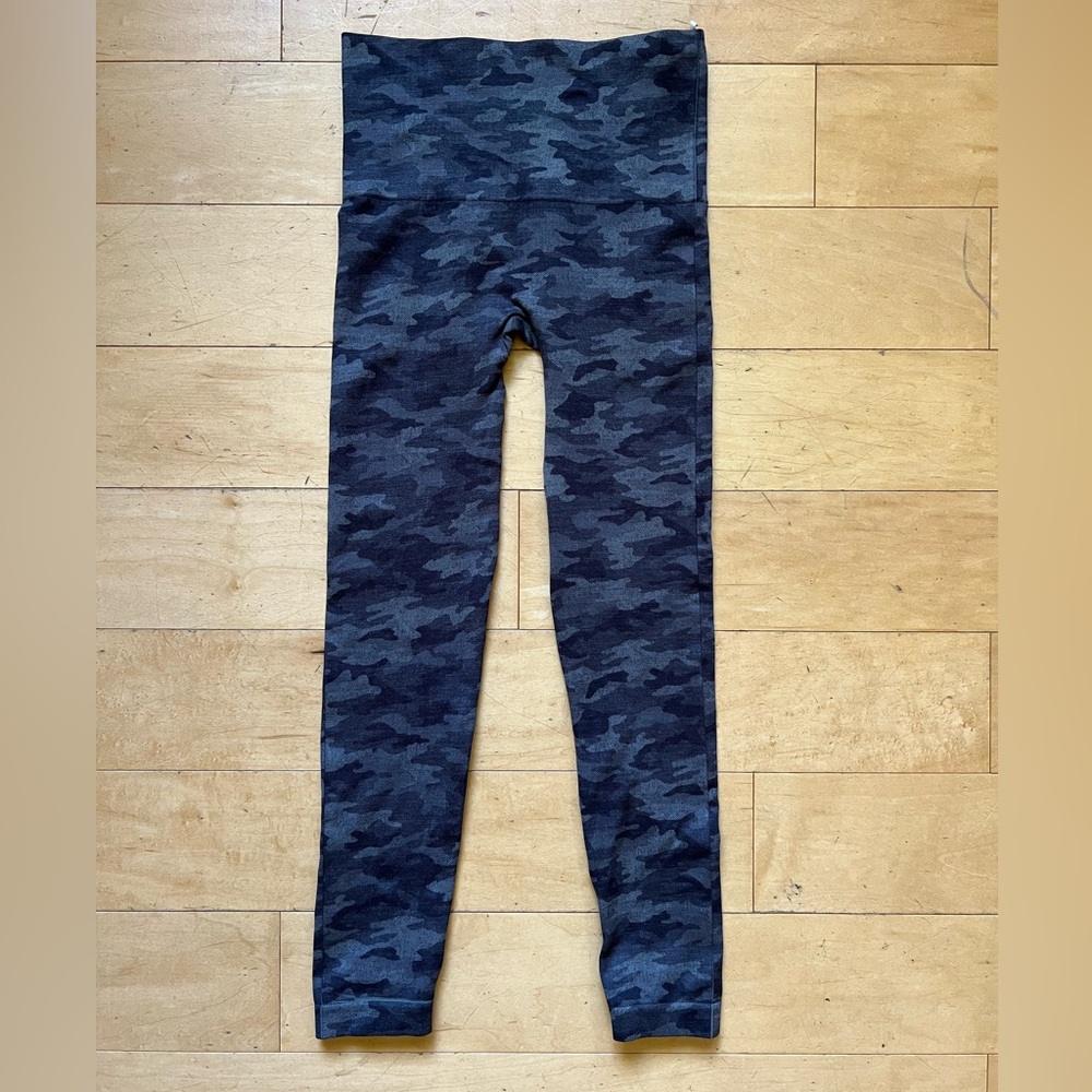 SPANX Seamless Camo Leggings, medium, shape wear,β athletic, lounge, camouflage